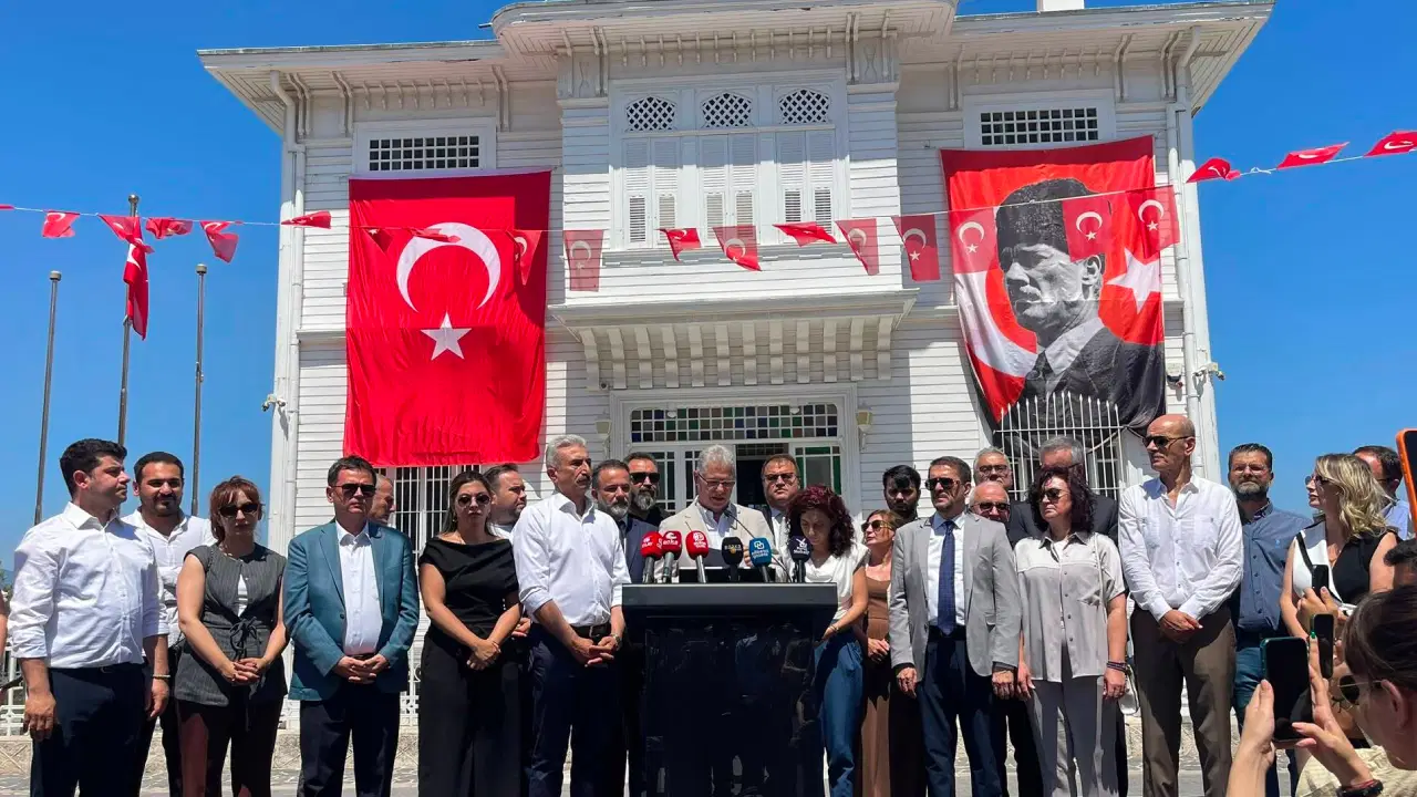 Mudanyada ismet inonu protestosu mudanya belediye baskani dalgic acik bir ozur bekliyoruz spfkqyee